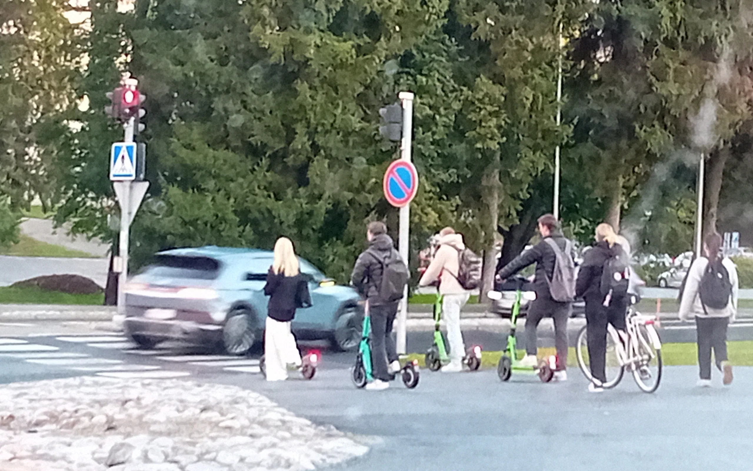 Opiskelijoita matkalla kampukselle